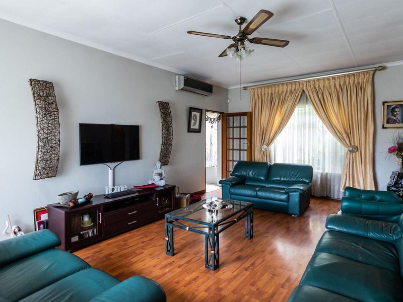 Charming Facebrick home in Mackenzie Park - Photo 10