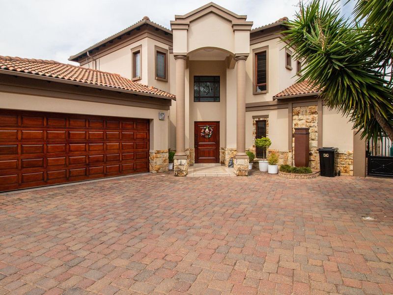 Elegant Cluster Home with Solar Power - Photo 2