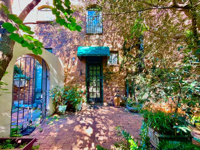 Comfy Townhouse in Lush Complex - Photo 3