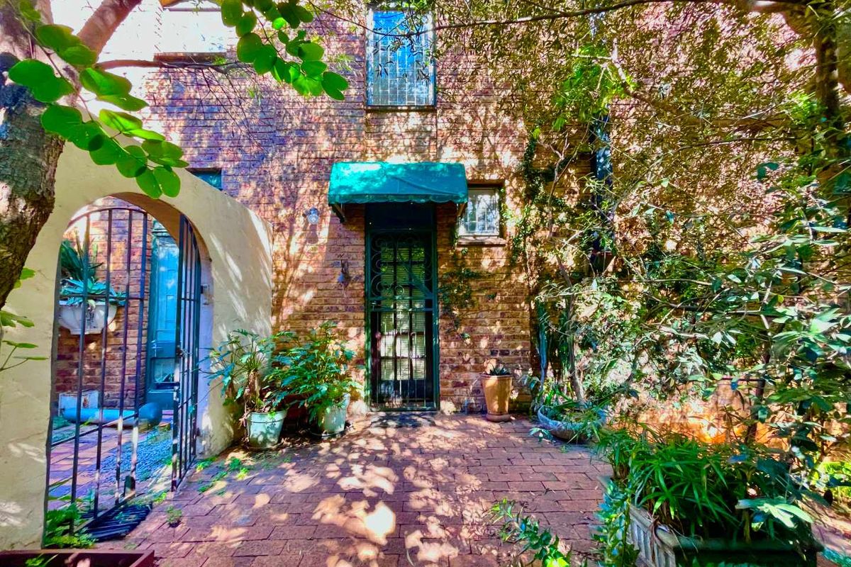 Comfy Townhouse in Lush Complex - Photo 3