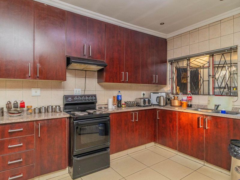 3 Bedroom Gem with Versatile Flatlet! - Photo 6