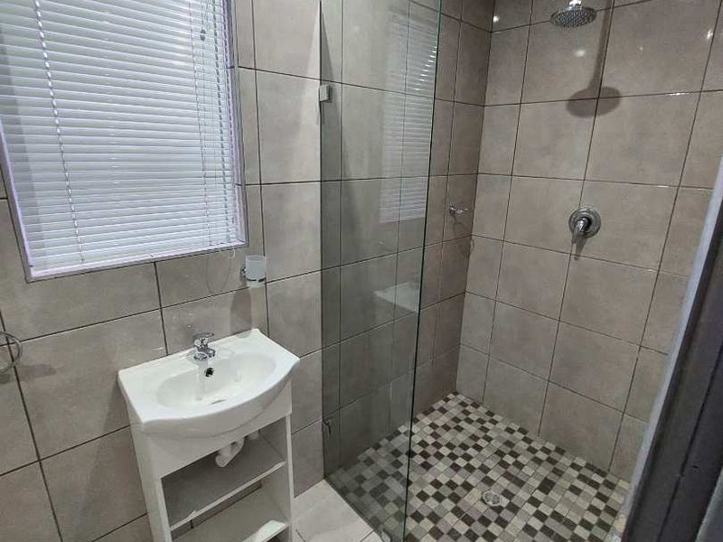 Spacious 1-Bedroom Separate Entrance for Rent in Sunnyside, Athlone - Photo 10