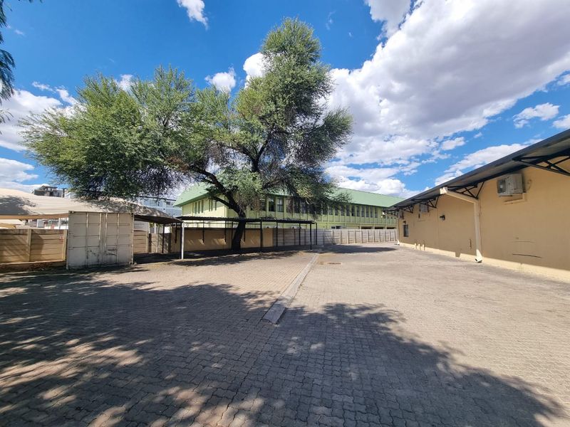 Versatile Industrial Building with corporate identity - Photo 5