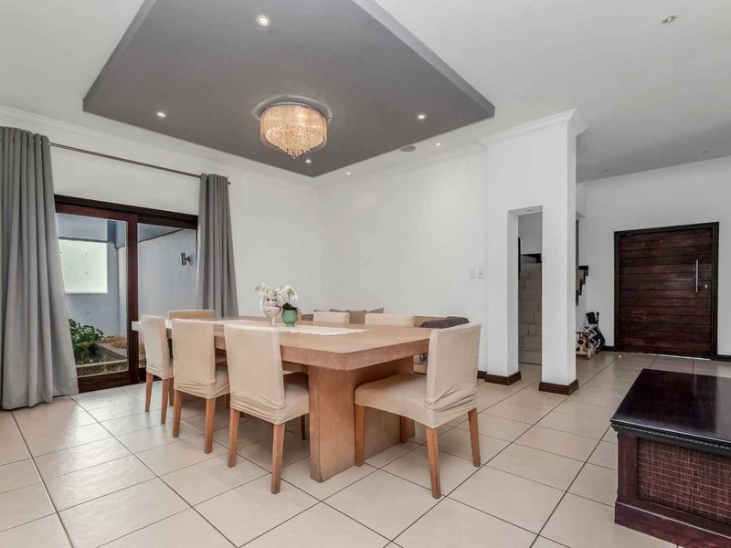 STYLISH PRIVATE 4 BEDROOM ENTERTAINER RESIDENCE, PERFECTLY POSITIONED IN THE STRATFORD GARDENS. - Photo 6