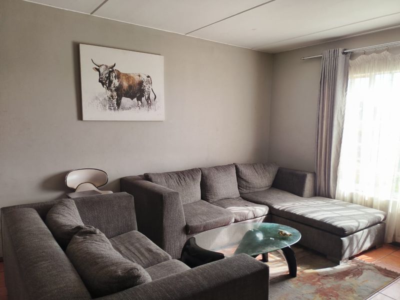 2 bedroom unit with 24 hour security guard! + pool in complex - Photo 2