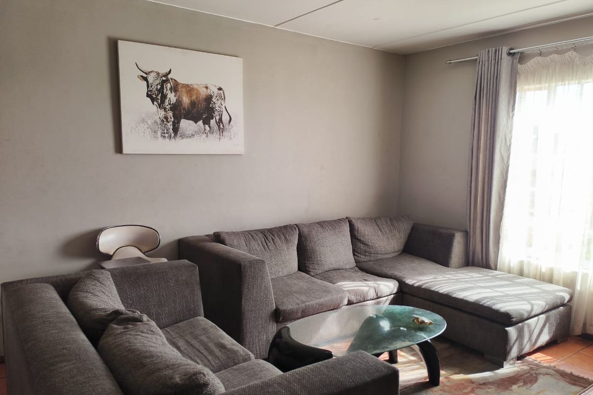 2 bedroom unit with 24 hour security guard! + pool in complex - Photo 2