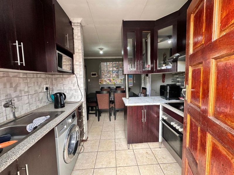 Stunning fully walled property!!!! - Photo 10