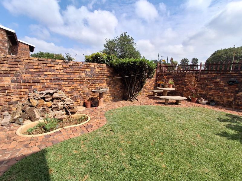 PET FRIENDLY TOWNHOUSE - BRACKENHURST - Photo 8