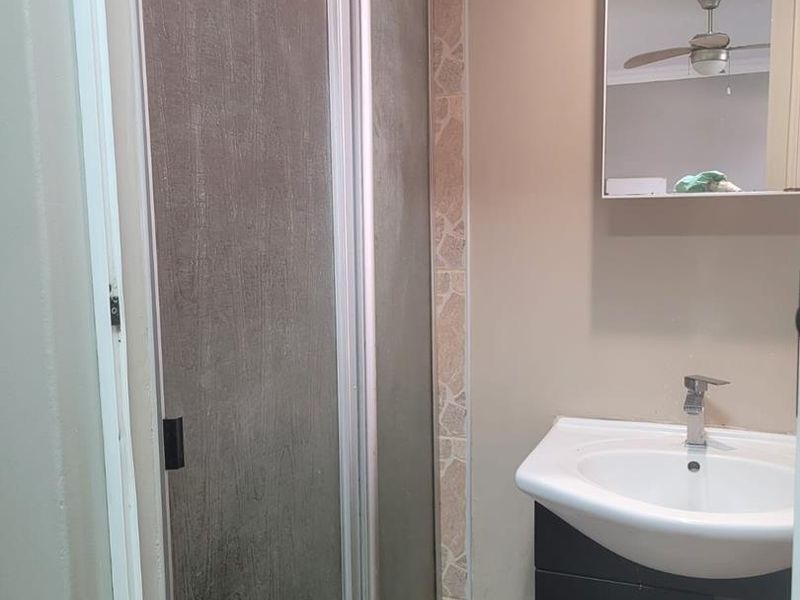 Pet Friendly Cottage with Private Yard and 2 Parkings - Photo 3