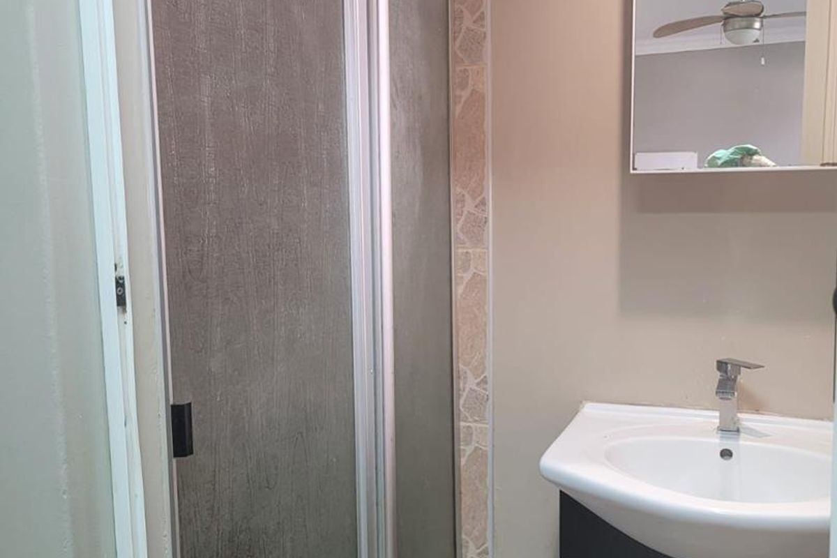 Pet Friendly Cottage with Private Yard and 2 Parkings - Photo 3