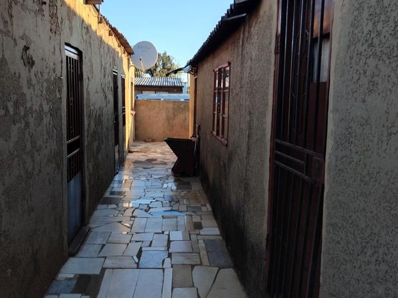 CORNER HOUSE IN VOSLOORUS - Photo 3