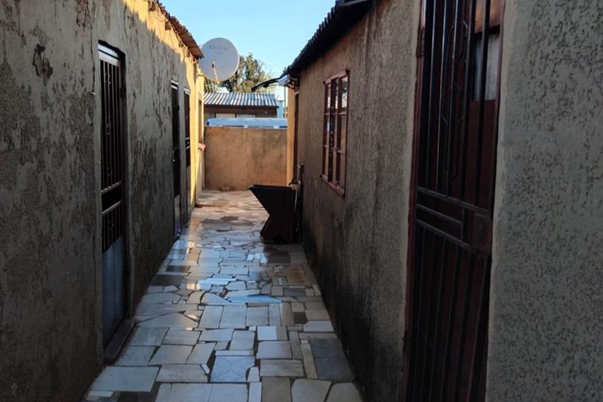 CORNER HOUSE IN VOSLOORUS - Photo 3