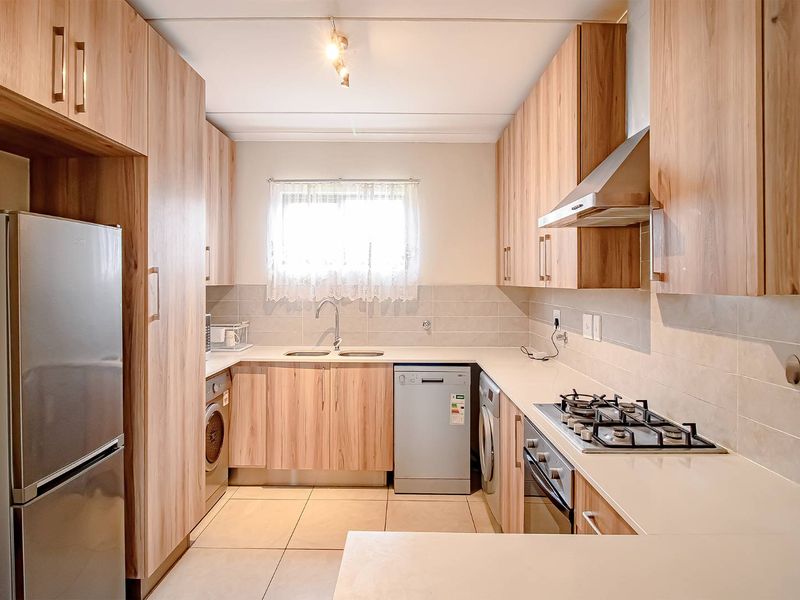 Immaculate 2 bed, 2 bath  Ground unit with very large garden - Photo 8