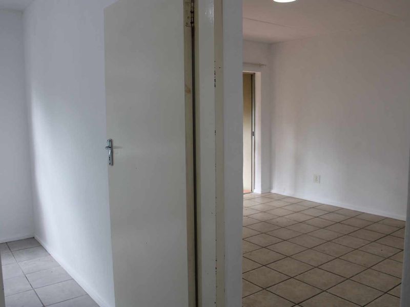 Garden Apartment Close to Mall of Africa - Photo 5