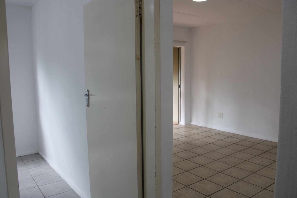Garden Apartment Close to Mall of Africa - Photo 5