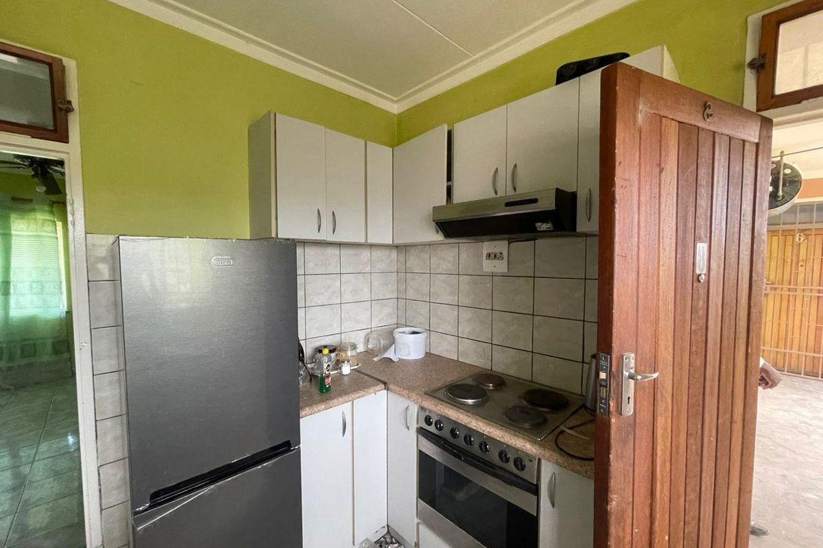 COZY 2 BEDROOM 1ST FLOOR APARTMENT FOR SALE IN WINDHOEK WEST: PASTEURHOF - Photo 3
