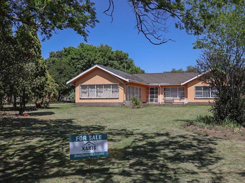 Spacious 4-Bedroom Family Home on a Large 2,250m2 Stand - Photo 3