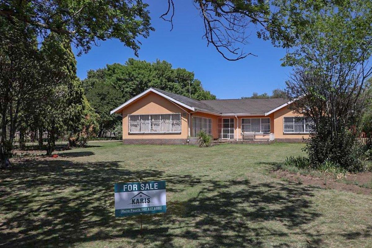 Spacious 4-Bedroom Family Home on a Large 2,250m2 Stand - Photo 3