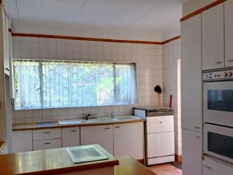 Four Bedroom Family Home To Let In Lombardy East - Photo 5