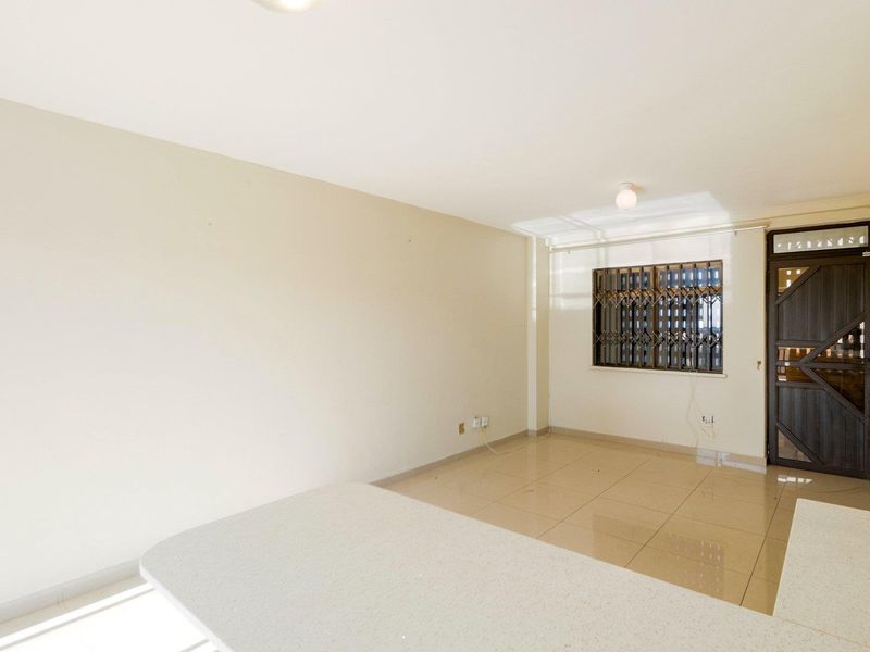 On the beach - Photo 9