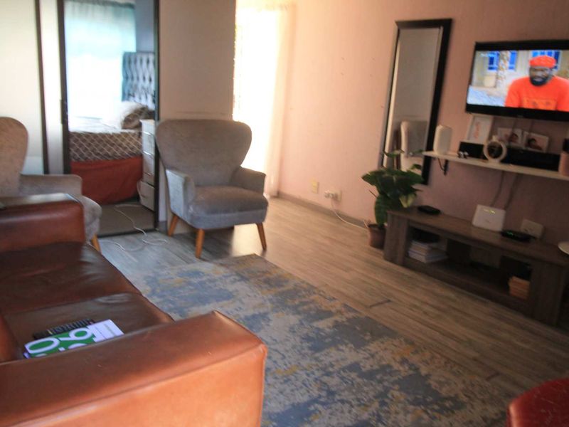 Charming 2 Bedroom Townhouse with a Garden - Photo 6