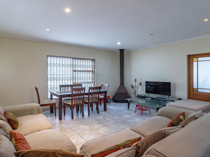 Large Modern Family Home Near Century City – Perfect for Entertaining and Investment - Photo 4