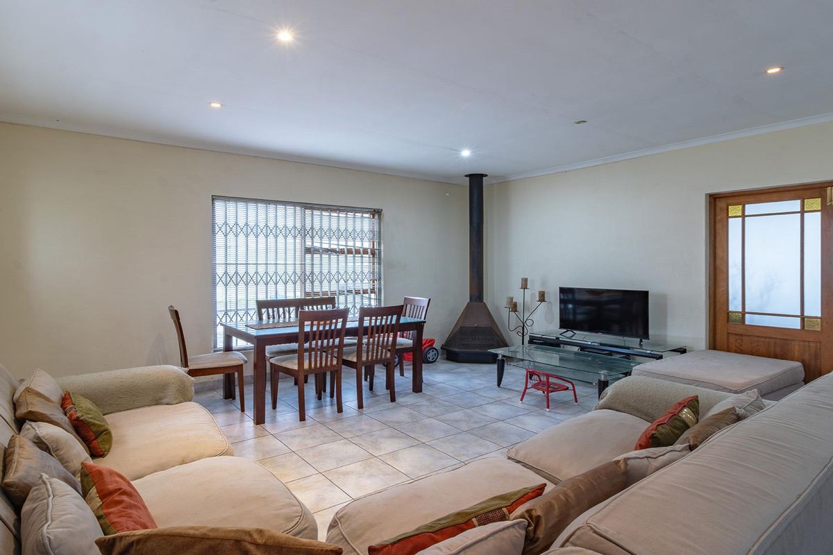 Large Modern Family Home Near Century City – Perfect for Entertaining and Investment - Photo 4