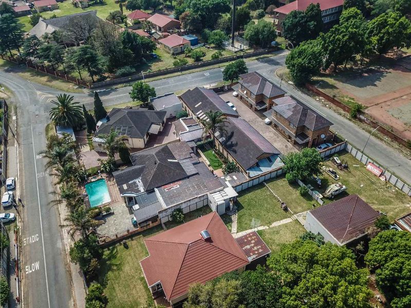 One of a kind - 8 home compound with 34 private rooms and multiple dwellings for sale in The Hill, Johannesburg South - Photo 2