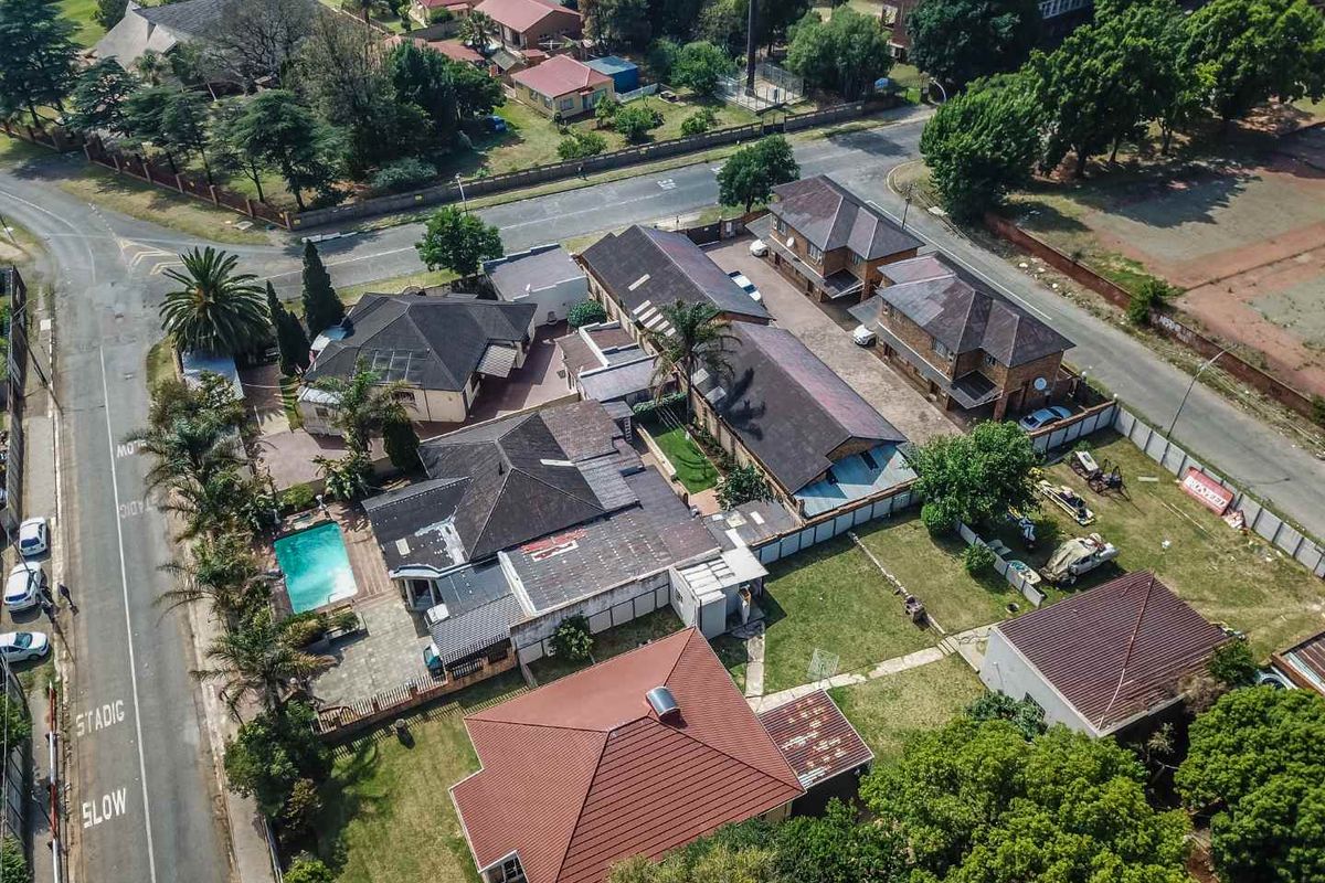 One of a kind - 8 home compound with 34 private rooms and multiple dwellings for sale in The Hill, Johannesburg South - Photo 2