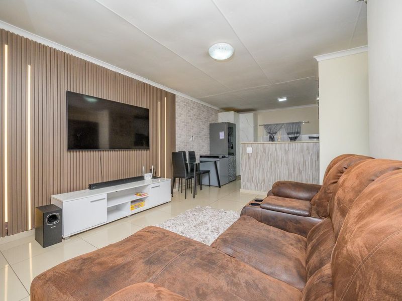 Waterfall Park Apartment for sale - R975,000 - Photo 5