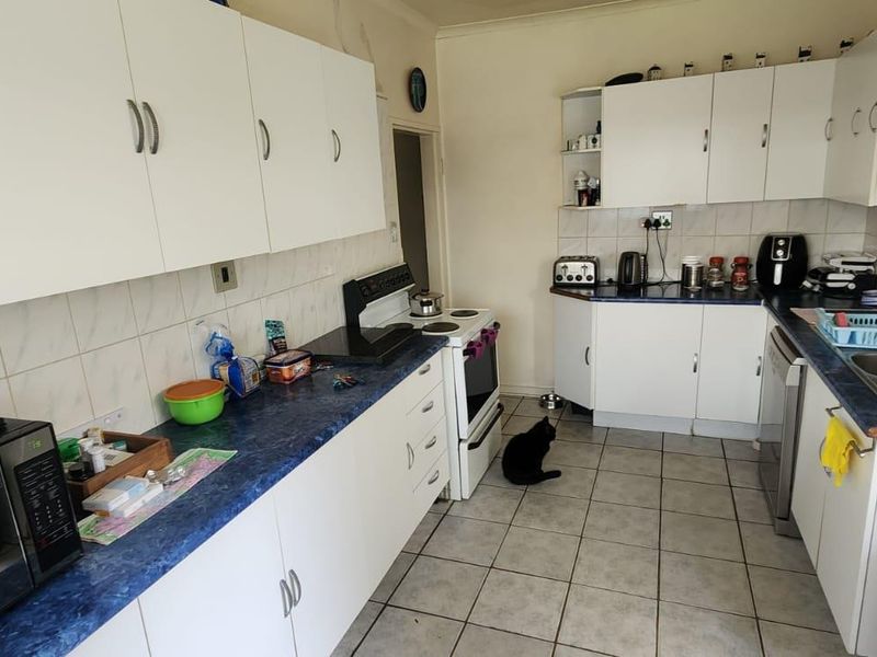 3 bedroom home in an area soon to be enclosed with entertainment+pool area!! - Photo 2