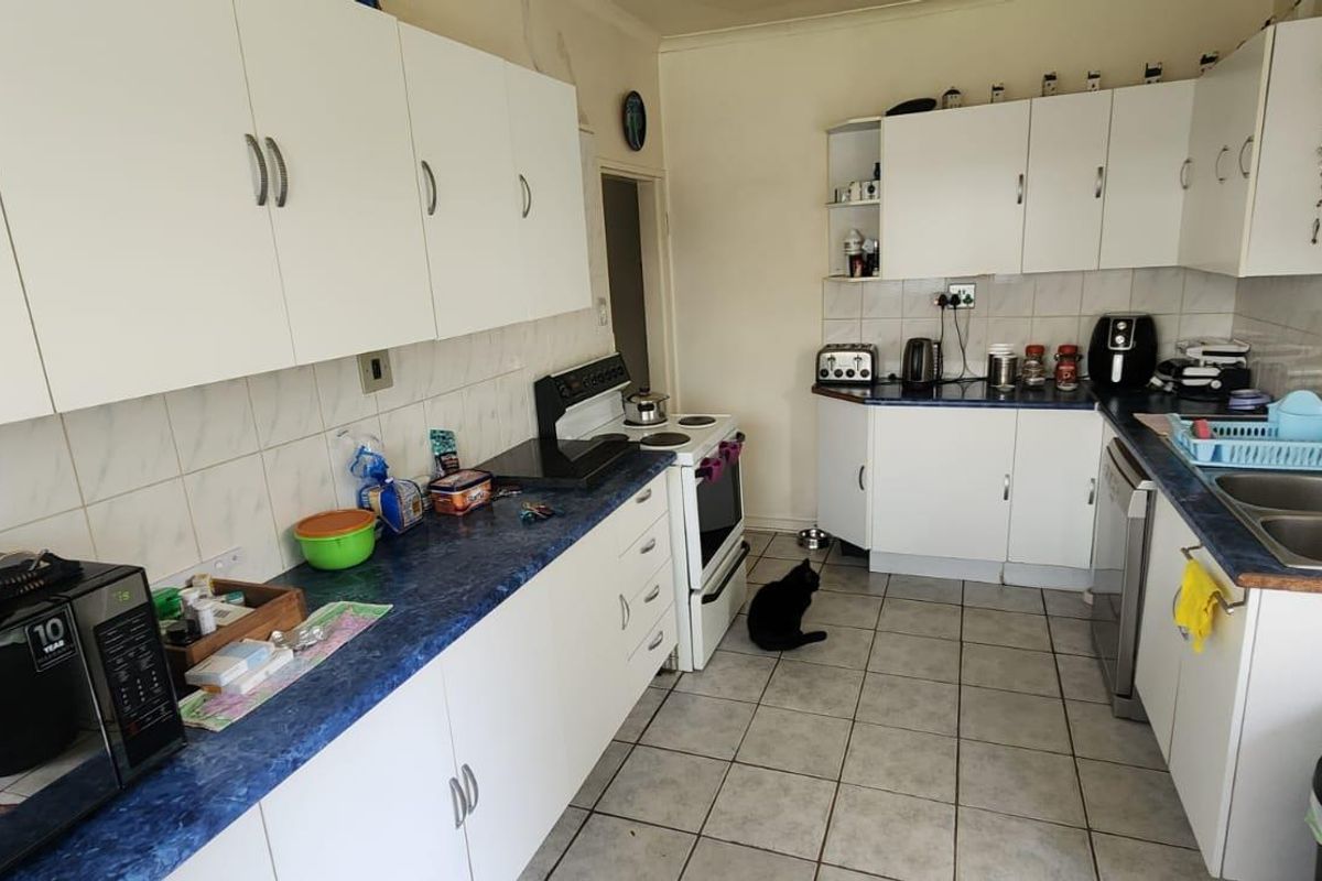 3 bedroom home in an area soon to be enclosed with entertainment+pool area!! - Photo 2