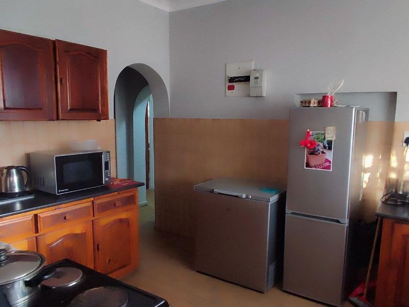 Spacious home on shared property with occupied garden cottage - Photo 3
