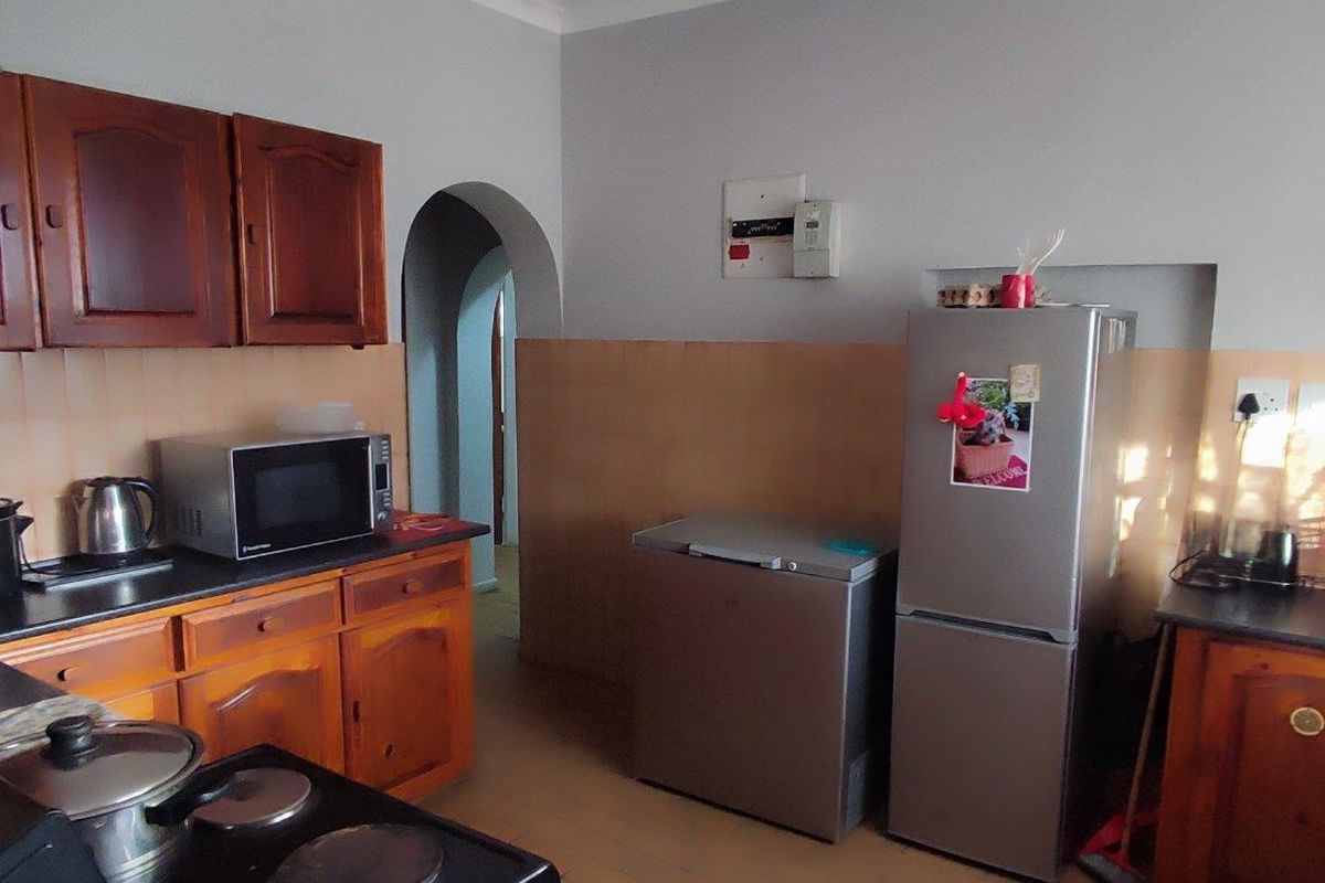 Spacious home on shared property with occupied garden cottage - Photo 3