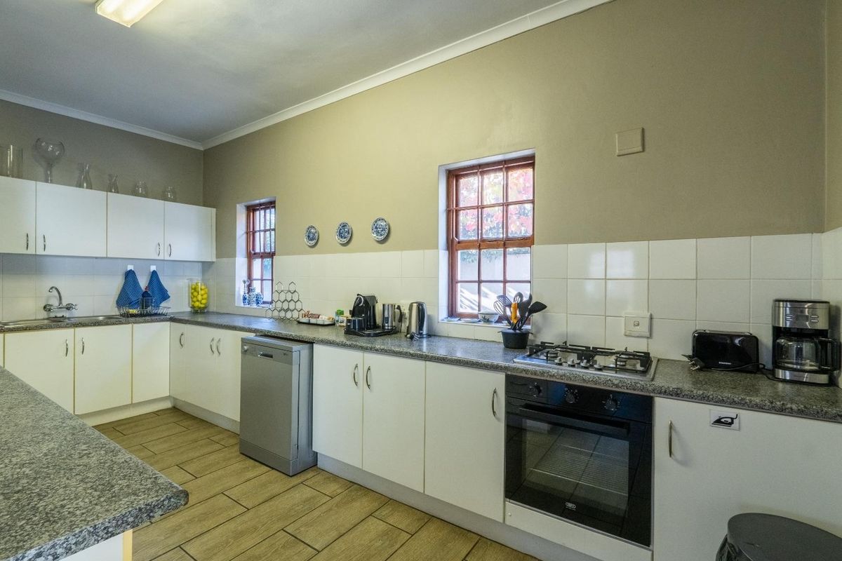 Elegant Furnished 3/4 Bedroom Home with Plunge Pool in the Heart of Franschhoek - Photo 5