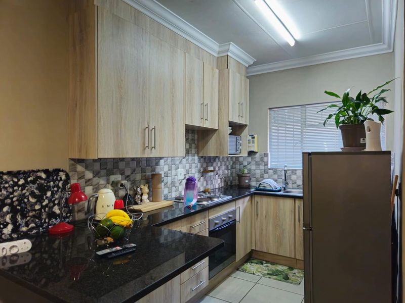 Modern  Apartment in Hartbeespoort - Photo 8