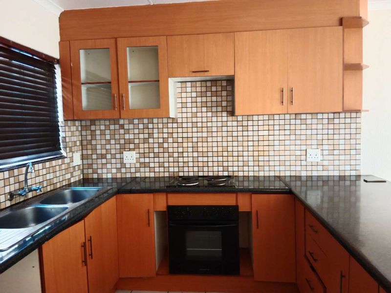 Spacious Two-Bedroom Two-Bathroom simplex To Let - Photo 5
