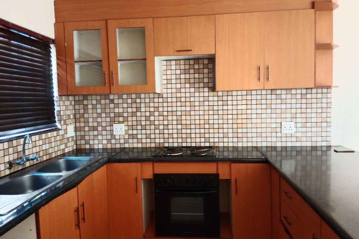 Spacious Two-Bedroom Two-Bathroom simplex To Let - Photo 5