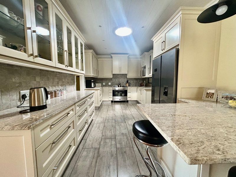 Charming family home on a corner stand, near popular schools and the University. - Photo 6