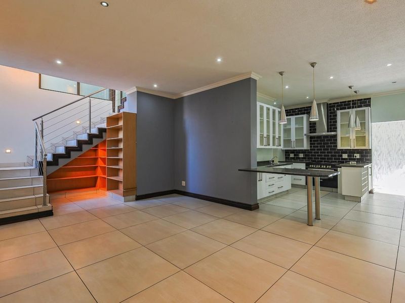 SPACE, STYLE & SECURITY – 4 EN-SUITE BEDROOM GEM IN A SECURITY ESTATE IN BRONBERG - Photo 8