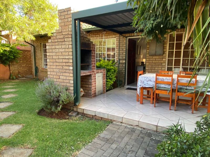 2 Townhouse for Sale in Highveld. - Photo 2