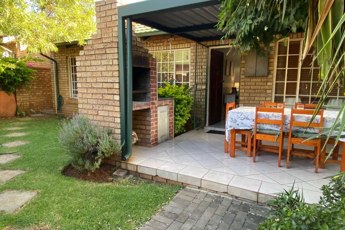 2 Townhouse for Sale in Highveld. - Photo 2