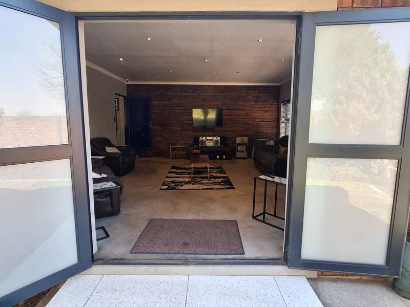Renovated, Refined & Ready to Impress in Aerorand - Photo 10