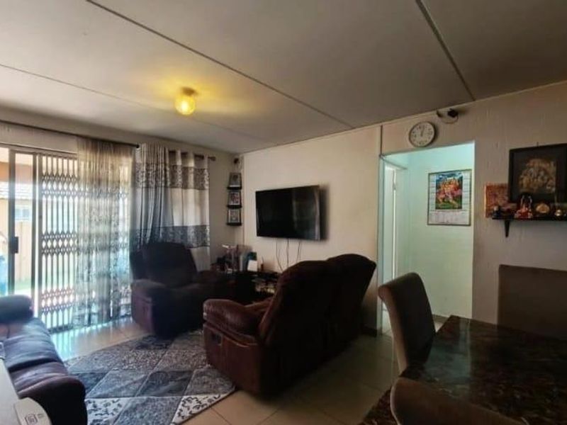 2 Bedroom Townhouse for Sale in Mondeor Johannesburg South - Photo 7