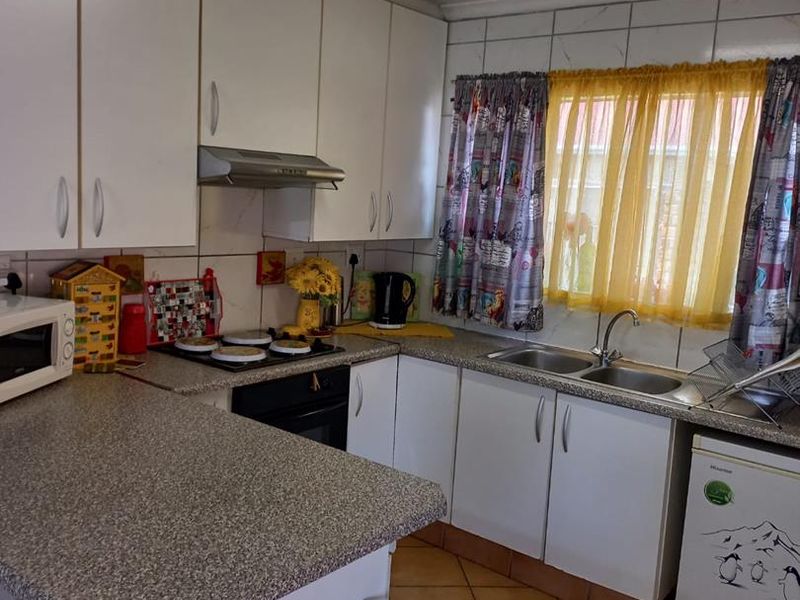 Available end July, 2 bedroom groundfloor, only 8 units in complex - Photo 6