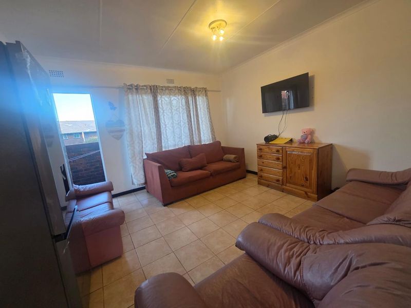 Spacious 2-Bedroom Apartment in Prime Horizon View Location - Photo 3