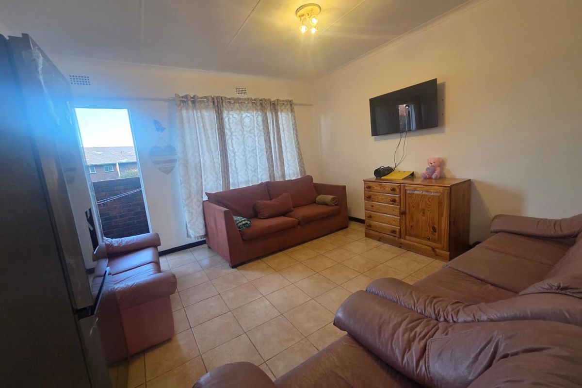 Spacious 2-Bedroom Apartment in Prime Horizon View Location - Photo 3
