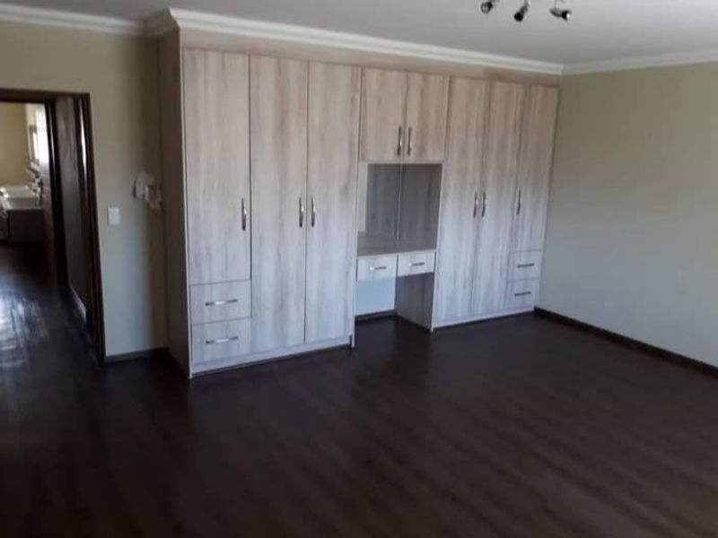 Serene Living: 6-Bedroom Oasis in Swakopmund River Plots - Photo 5