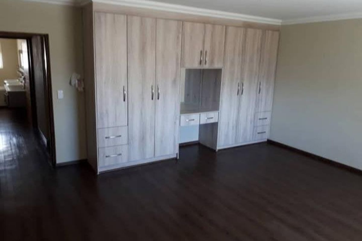 Serene Living: 6-Bedroom Oasis in Swakopmund River Plots - Photo 5