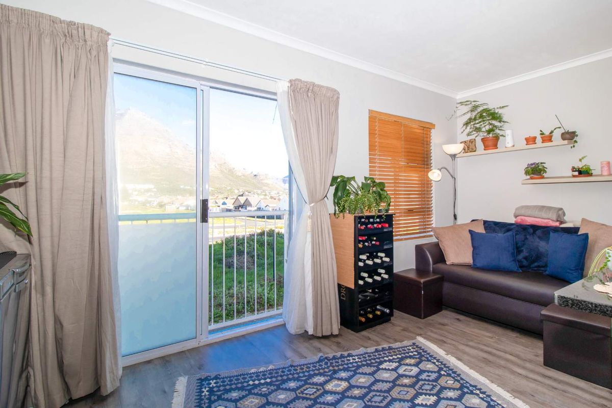 Seaside Escape – Coastal Comfort with Lifestyle Perks - Photo 5